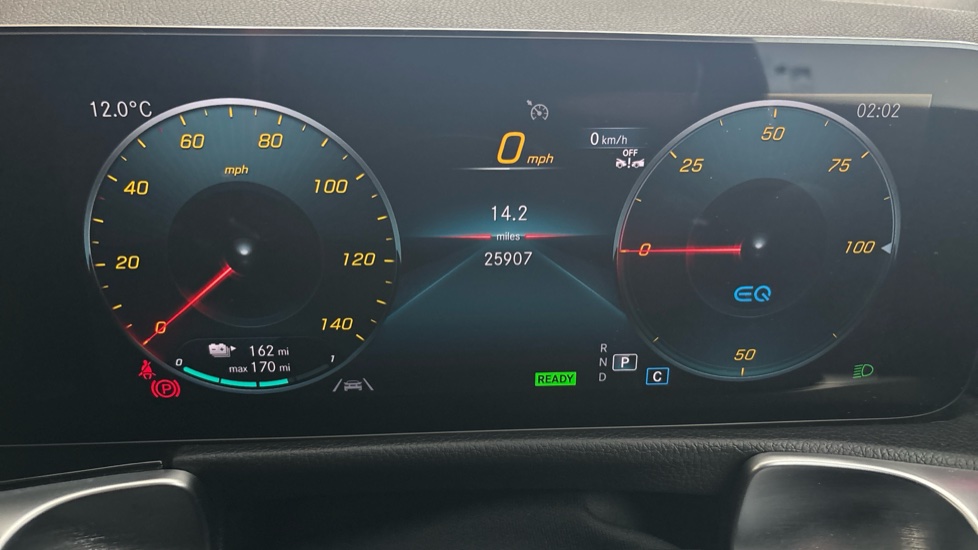 MERCEDES EQB Image 13