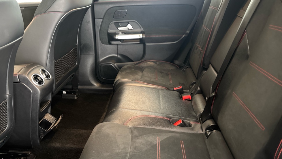 MERCEDES EQB Image 14
