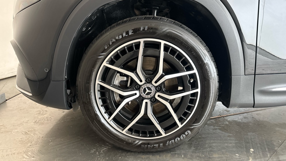 MERCEDES EQB Image 17