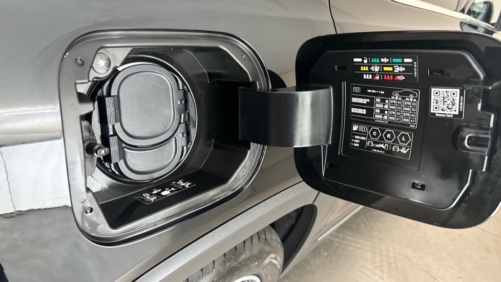 MERCEDES EQB Image 21