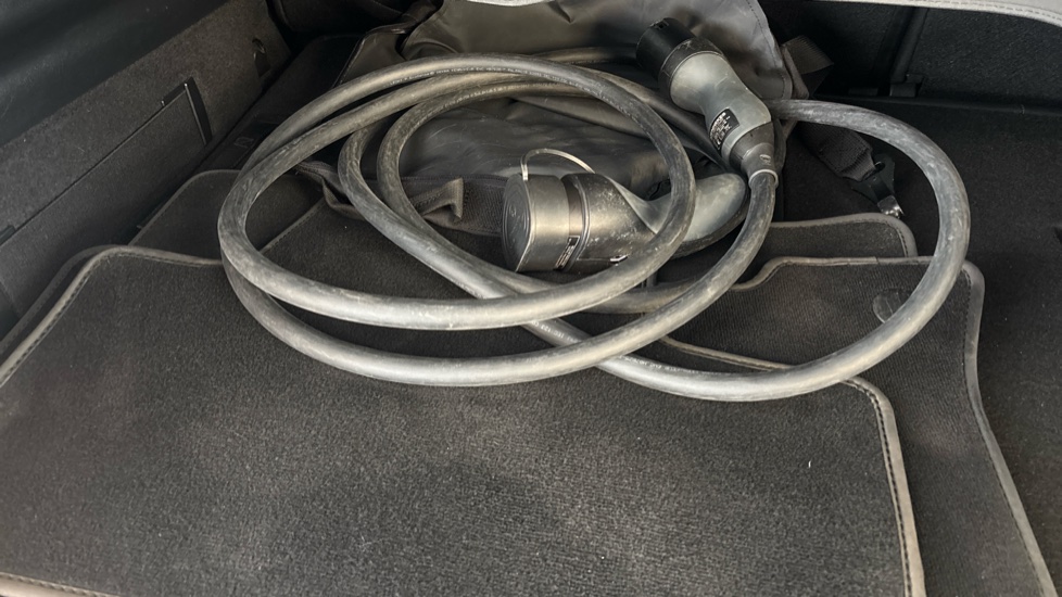 MERCEDES EQB Image 22