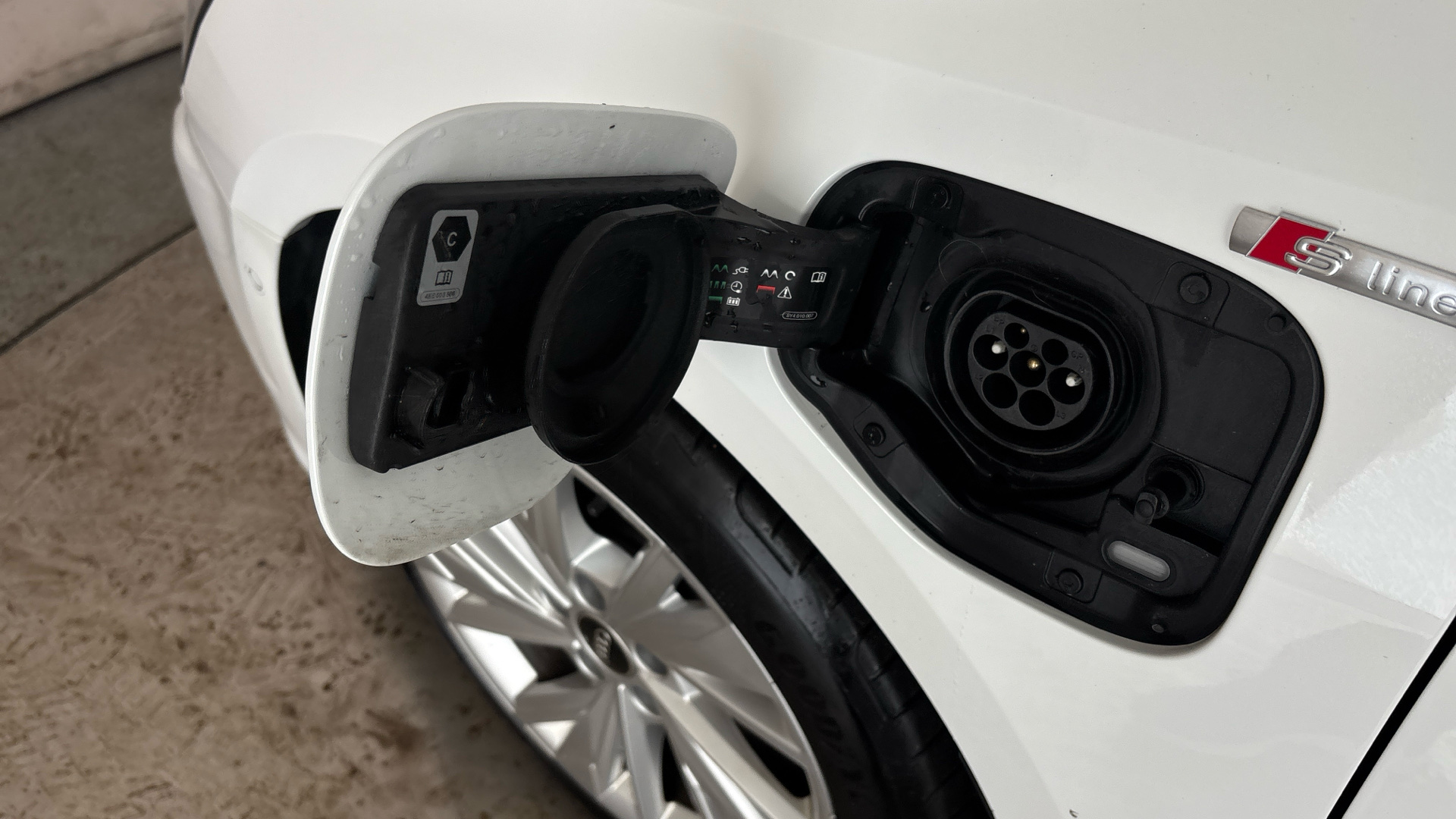 4020652 40 TFSI e S Line 5dr S Tronic [Tech/17 Alloy]