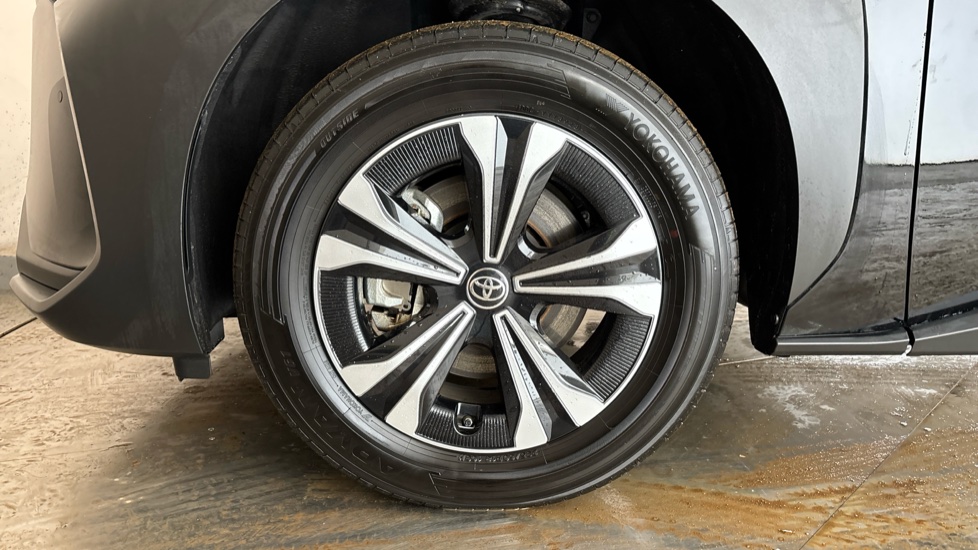 TOYOTA BZ4X Image 17