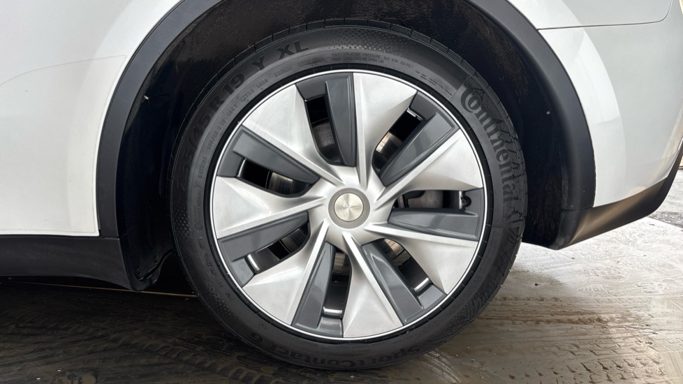 TESLA MODEL Y Image 18