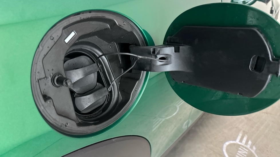 MINI HATCHBACK Image 21