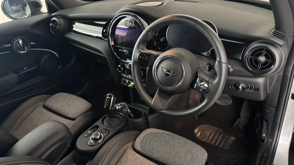 MINI HATCHBACK Image 9