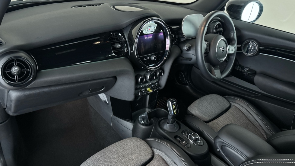 MINI HATCHBACK Image 10