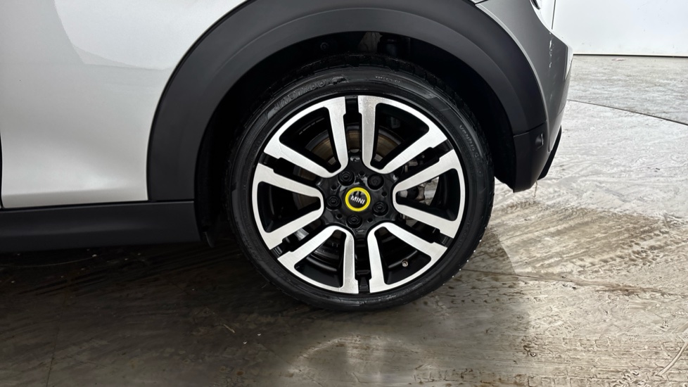 MINI HATCHBACK Image 18