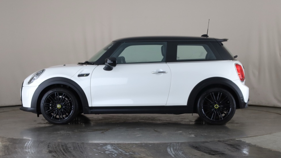 MINI HATCHBACK Image 2