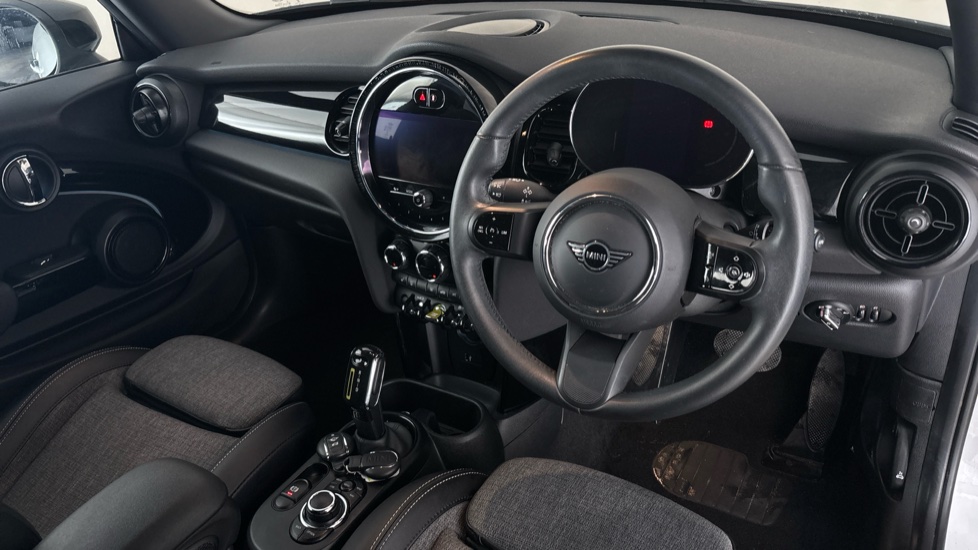 MINI HATCHBACK Image 9