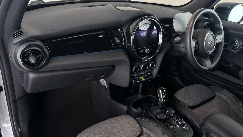 MINI HATCHBACK Image 10