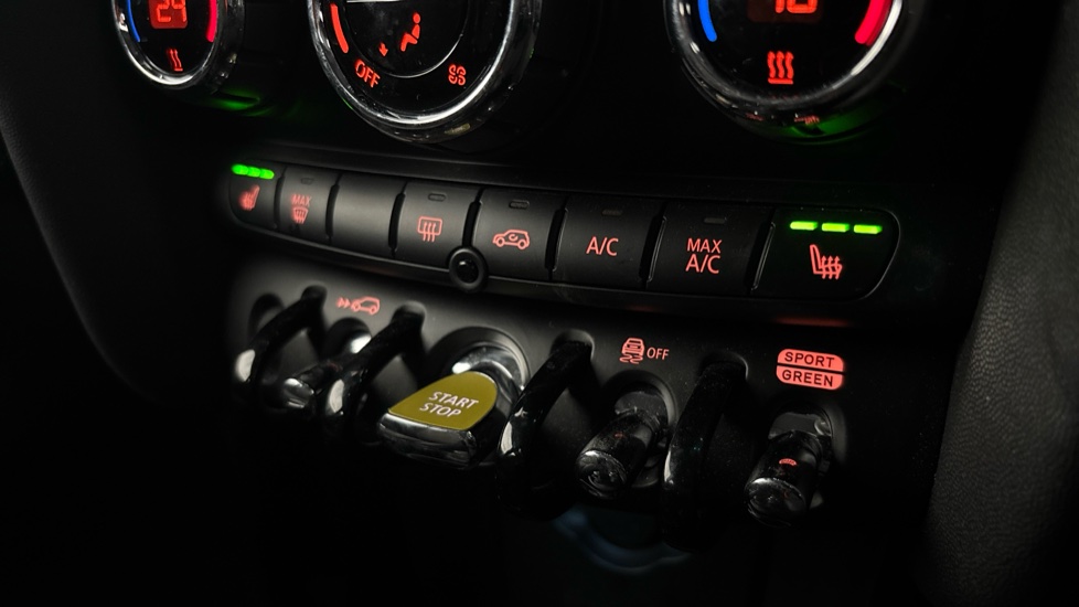 MINI HATCHBACK Heated seats