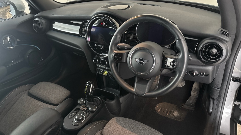 MINI HATCHBACK Image 9