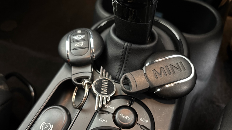 MINI HATCHBACK 2 keys available