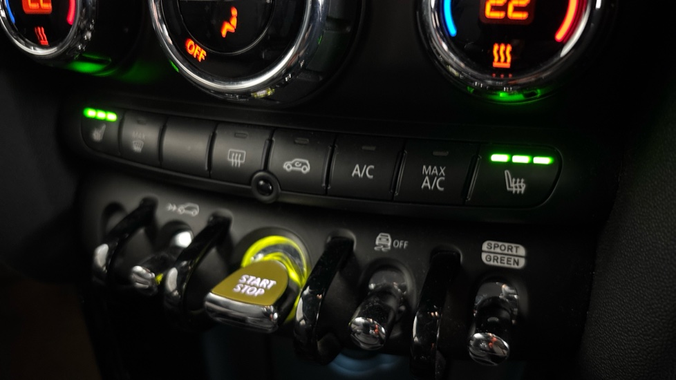 MINI HATCHBACK Heated seats