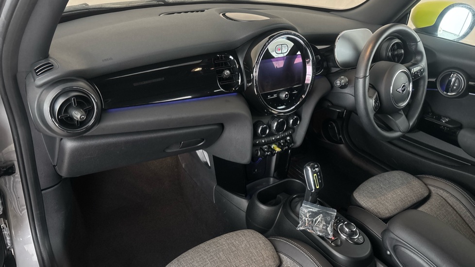 MINI HATCHBACK Image 10