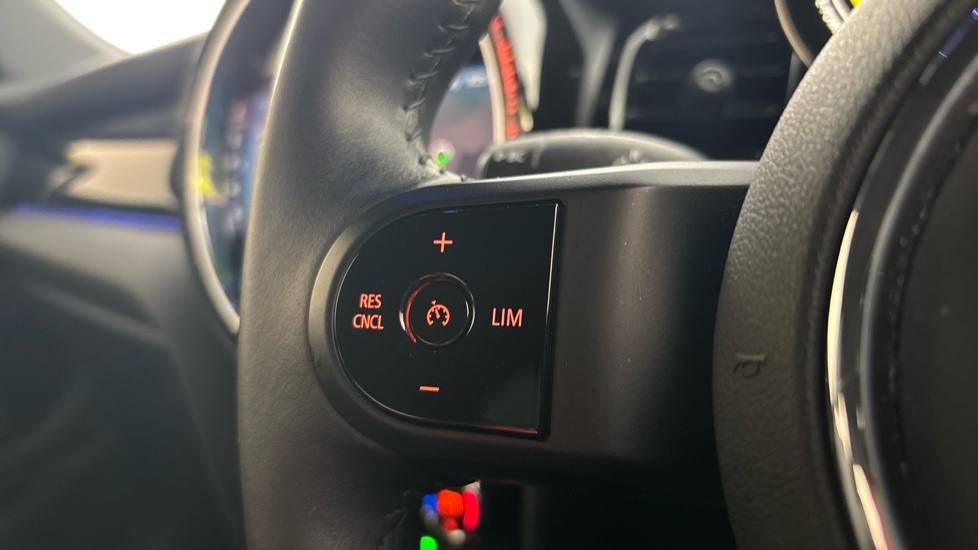 MINI HATCHBACK Cruise control