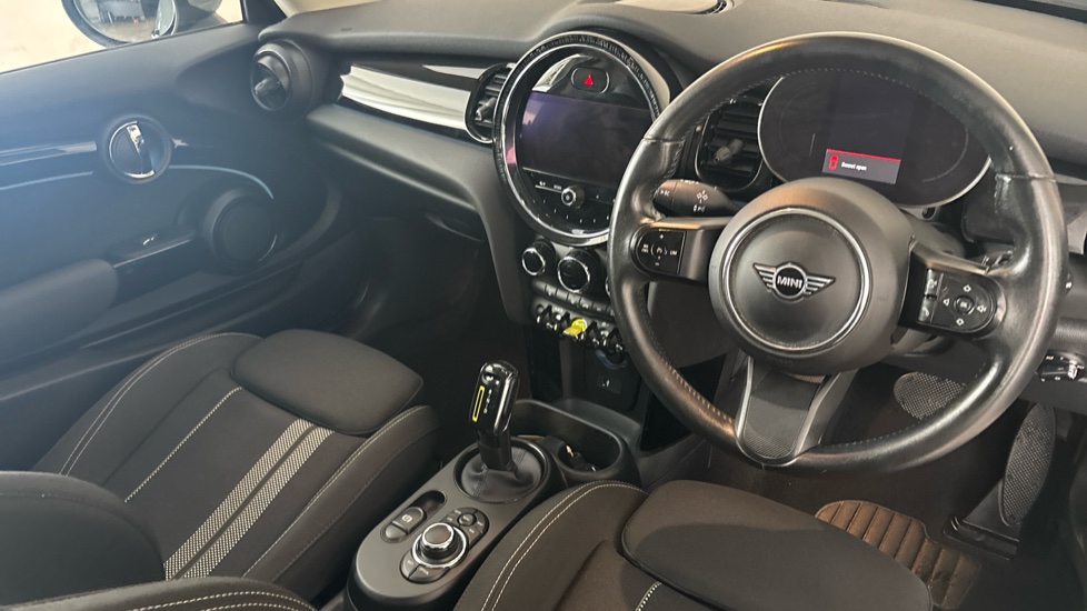 MINI HATCHBACK Image 9