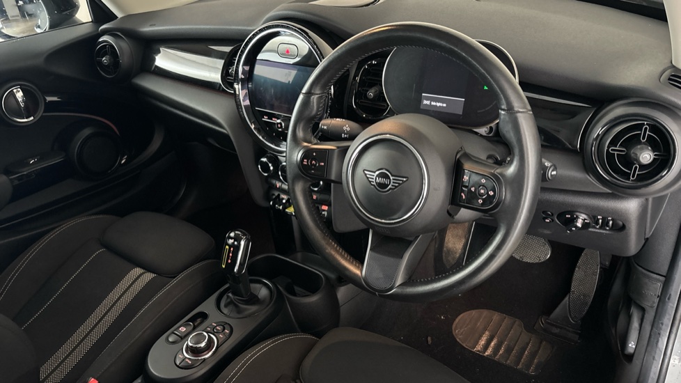 MINI HATCHBACK Image 9