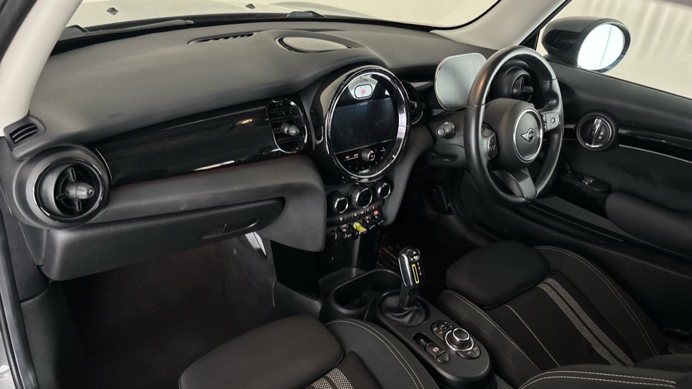 MINI HATCHBACK Image 10