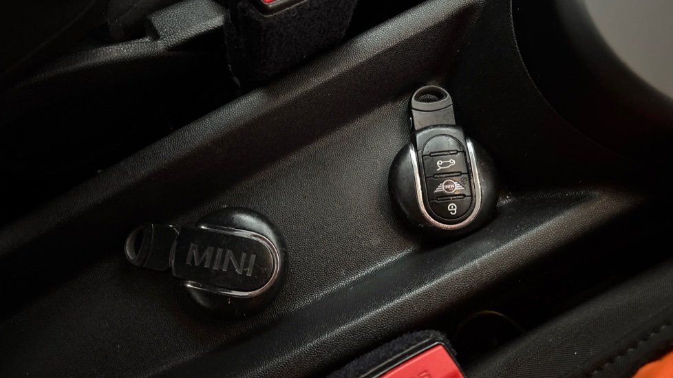 MINI HATCHBACK 2 keys