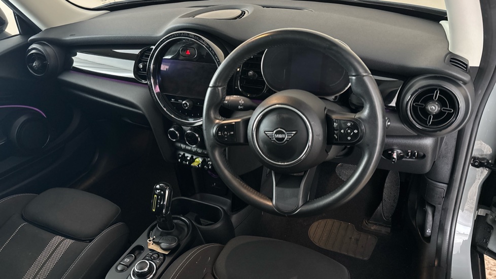 MINI HATCHBACK Image 9