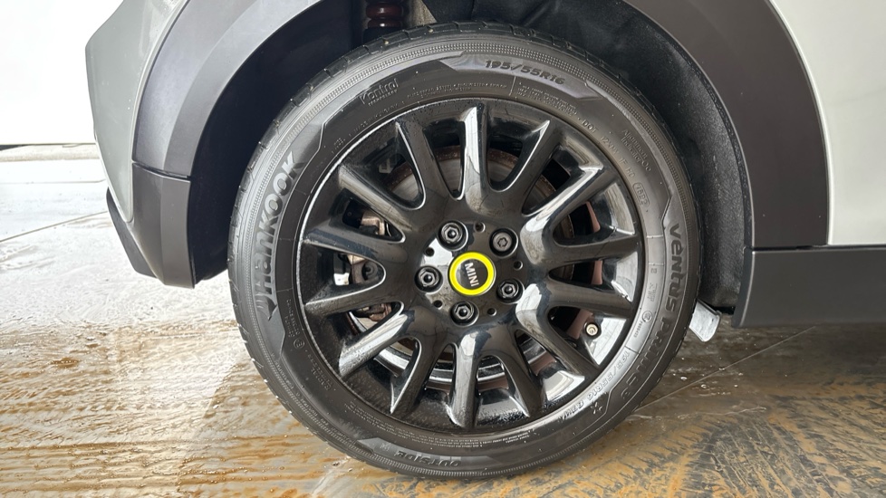 MINI HATCHBACK Image 19