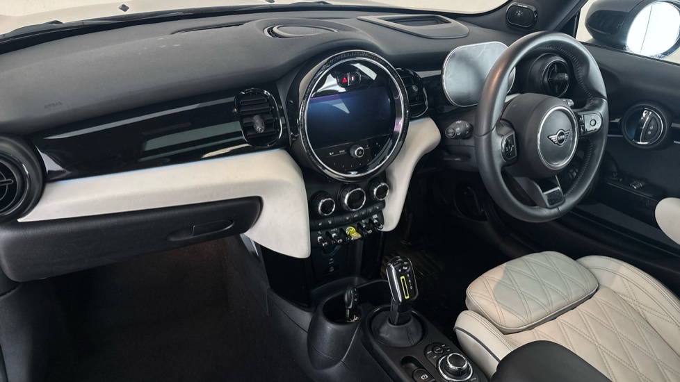MINI HATCHBACK Image 10
