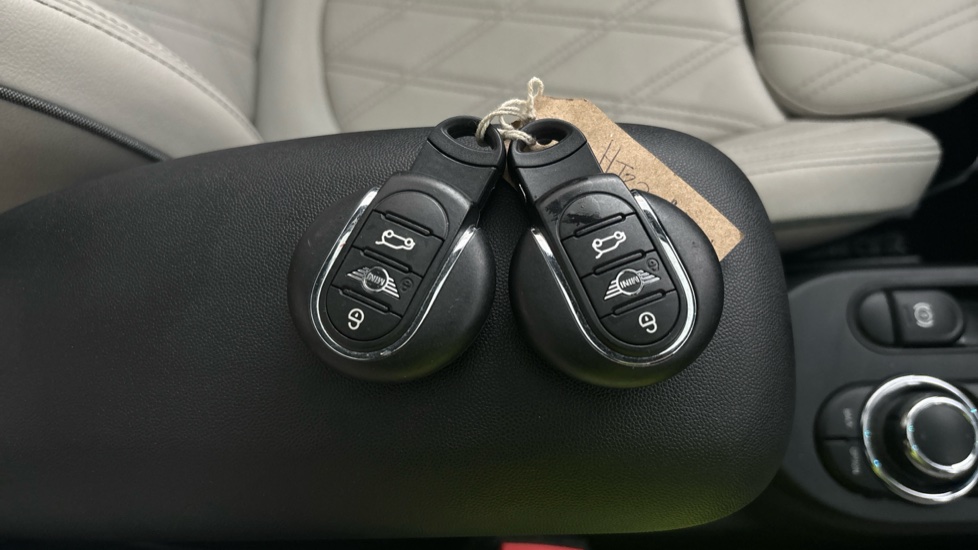MINI HATCHBACK two keys