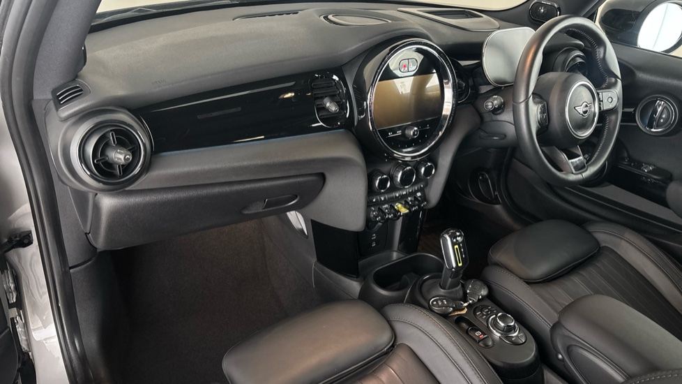 MINI HATCHBACK Image 10