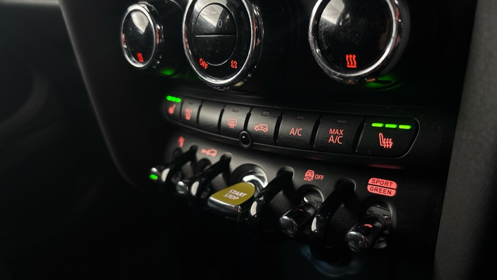 MINI HATCHBACK Heated seats