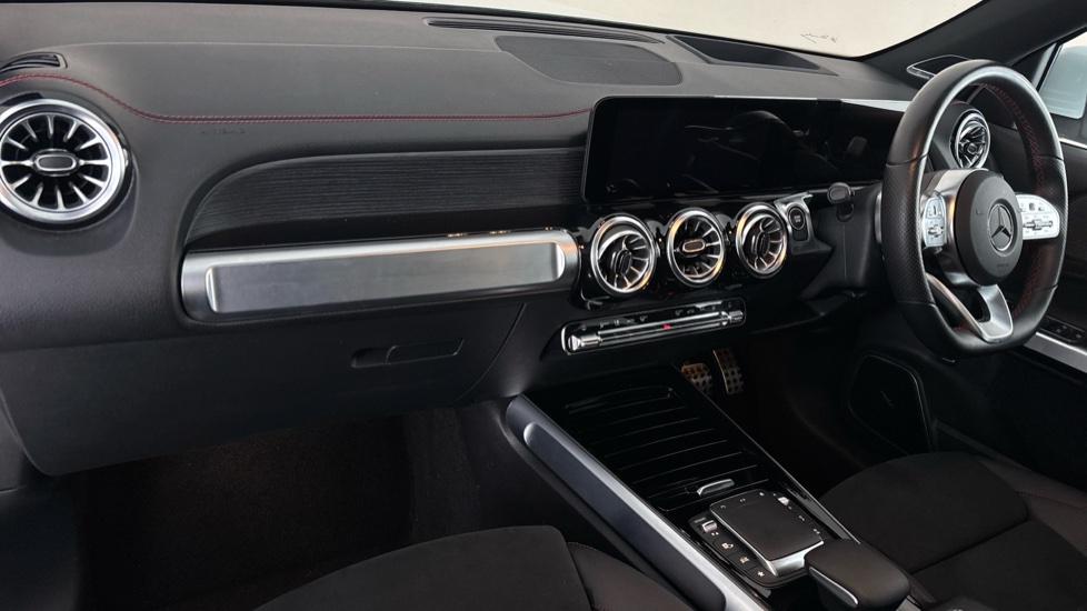 MERCEDES EQB Image 10
