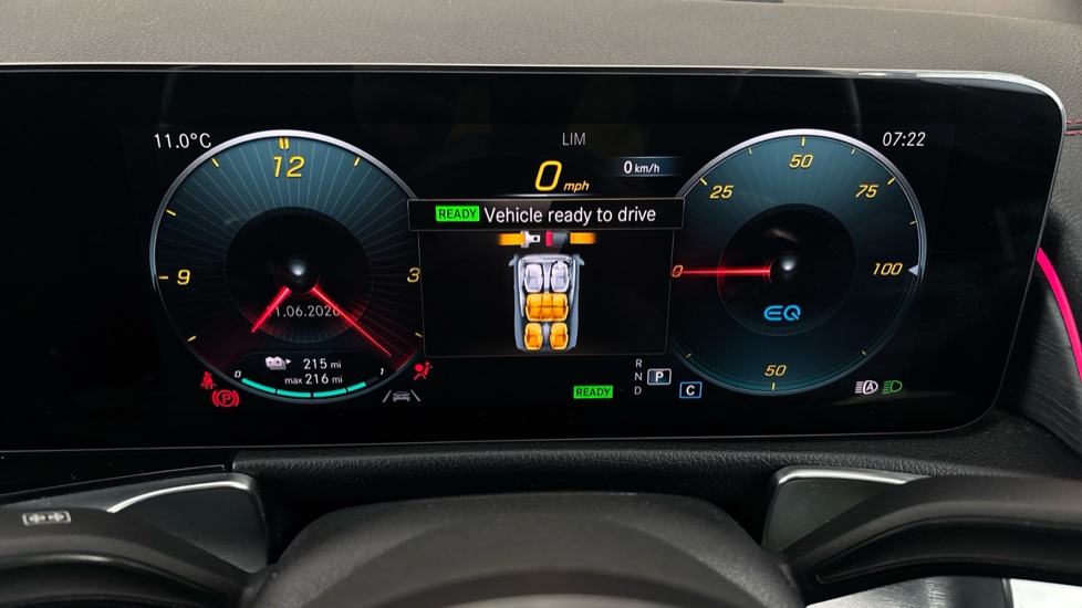 MERCEDES EQB Image 13