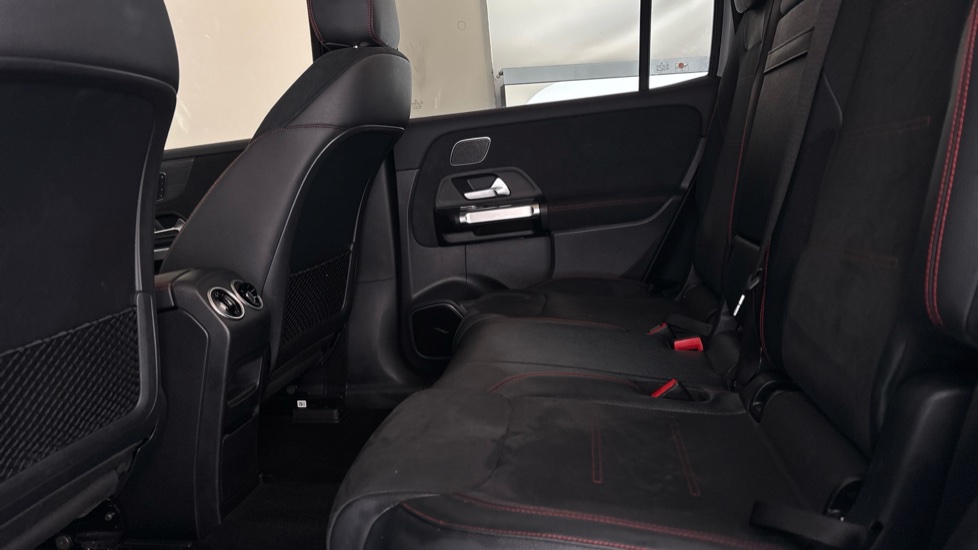 MERCEDES EQB Image 14