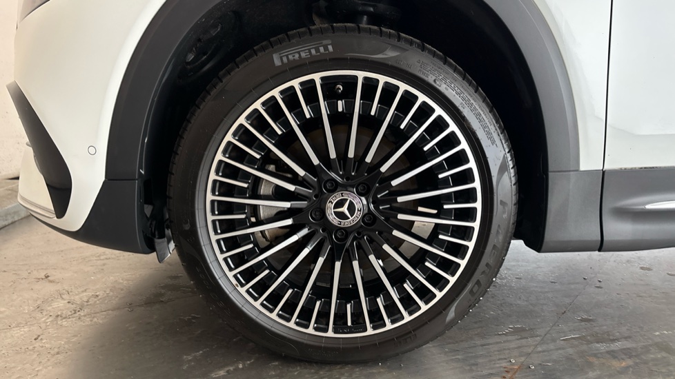 MERCEDES EQB Image 17