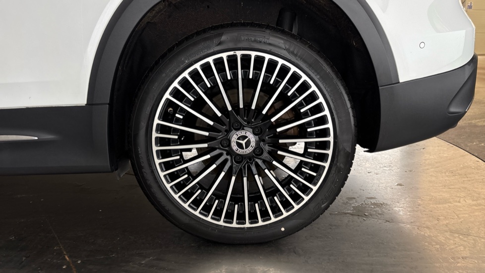 MERCEDES EQB Image 18