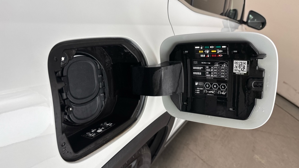 MERCEDES EQB Image 21