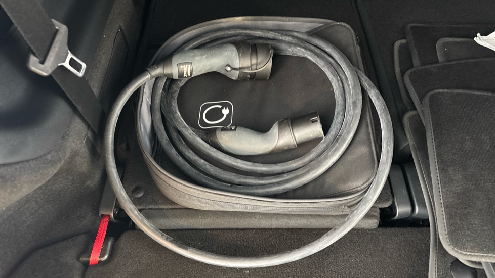 MERCEDES EQB Image 22
