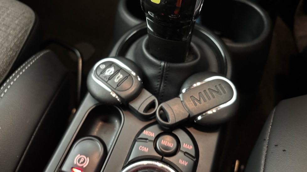 MINI HATCHBACK 2 keys