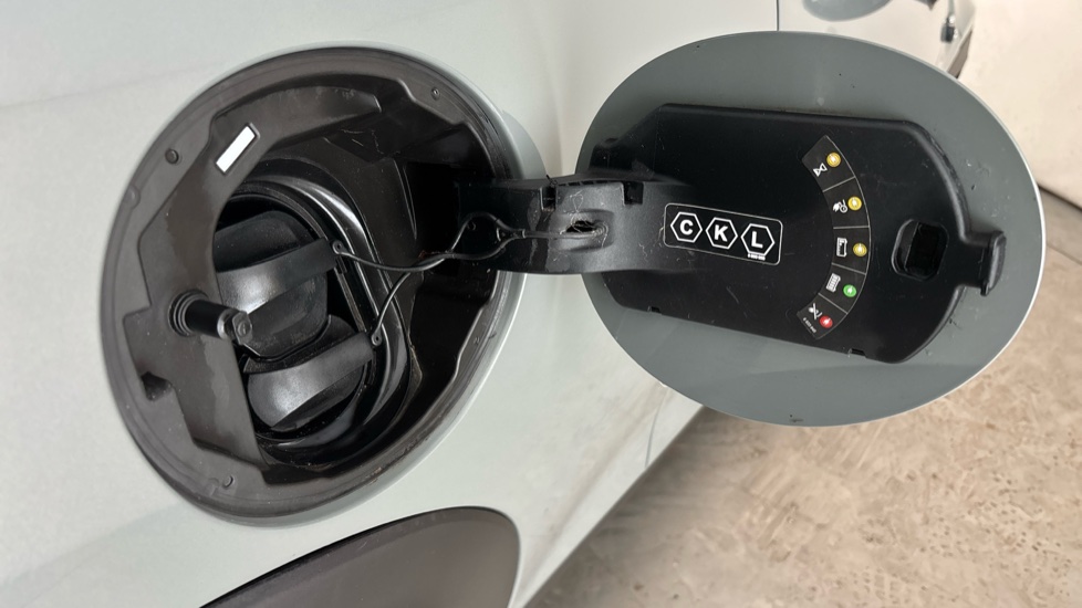 MINI HATCHBACK Image 21