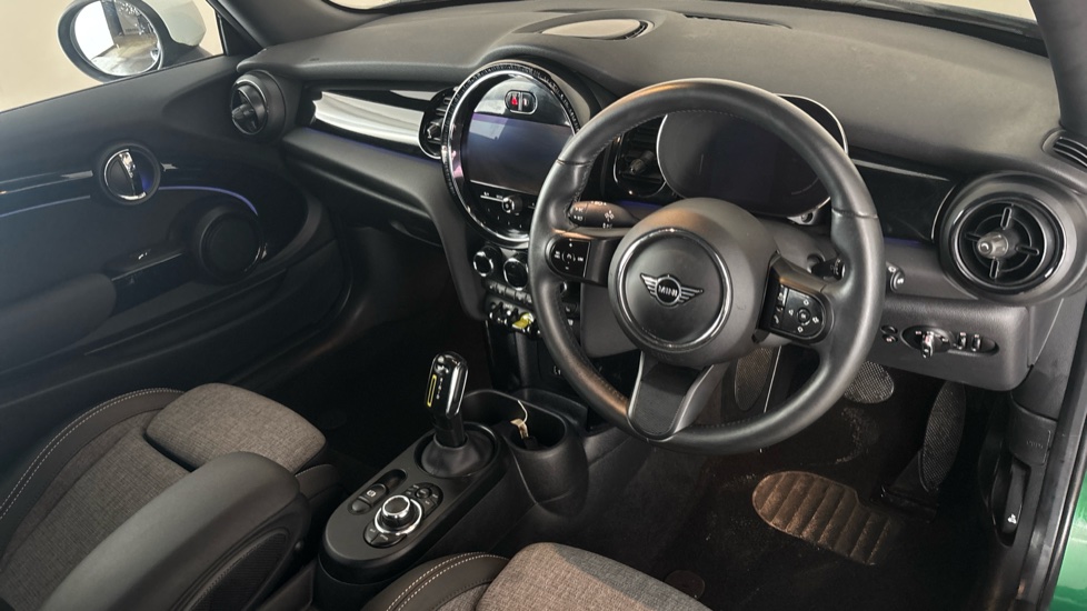 MINI HATCHBACK Image 9