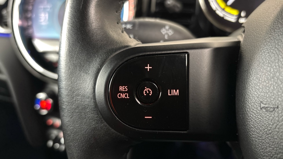 MINI HATCHBACK Cruise control