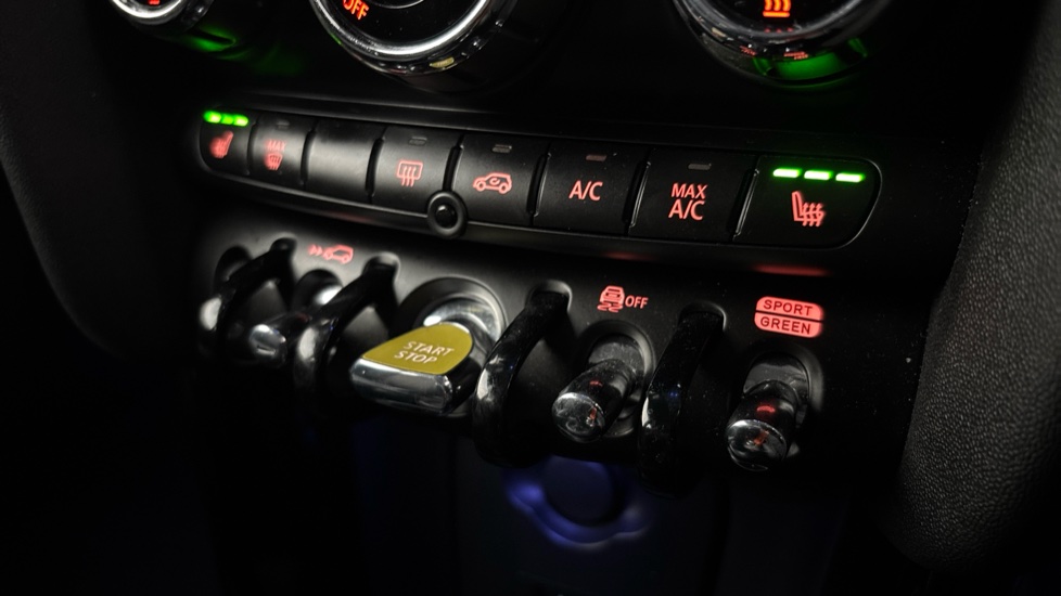 MINI HATCHBACK Heated seats