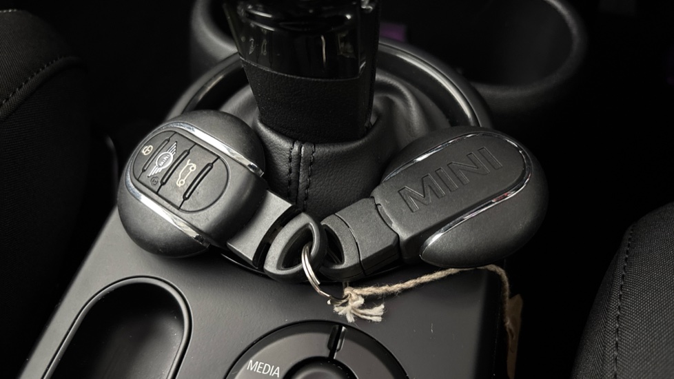 MINI HATCHBACK 2 keys available