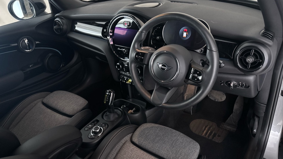 MINI HATCHBACK Image 9