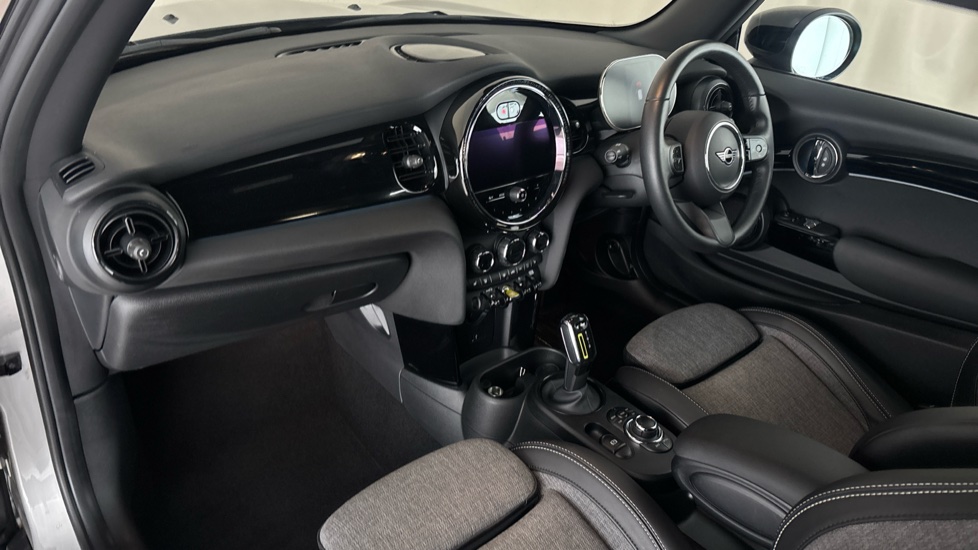 MINI HATCHBACK Image 10