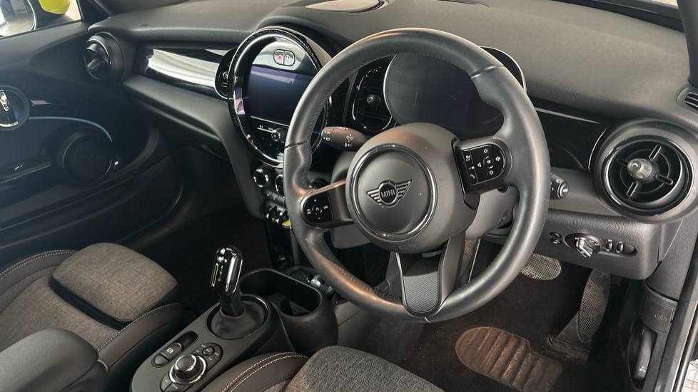 MINI HATCHBACK Image 9