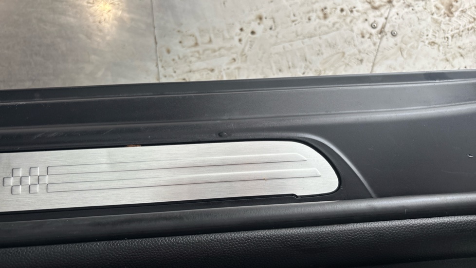 MINI HATCHBACK Dent and scuff