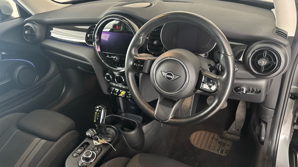 MINI HATCHBACK Image 9