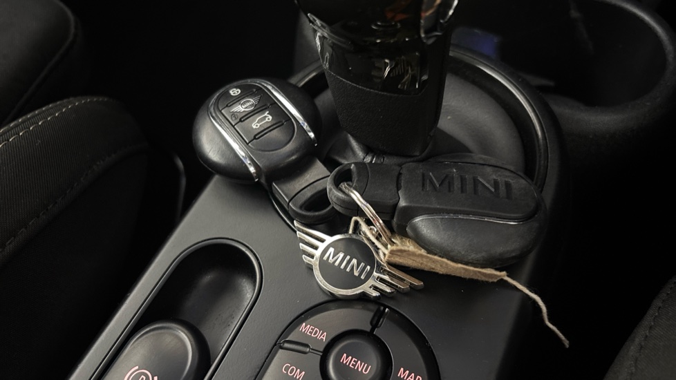 MINI HATCHBACK 2 keys available